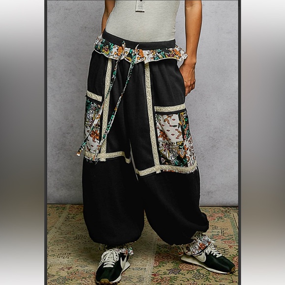 99 ❤️POL relaxed fit ruffle detail floral pants